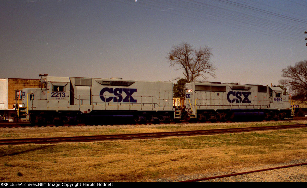 CSX 2213 & 6464 pause in downtown